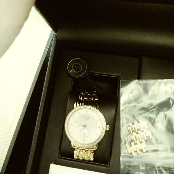 Nearly New GV2 Rose Goldtone Watch - Picture 4 of 6